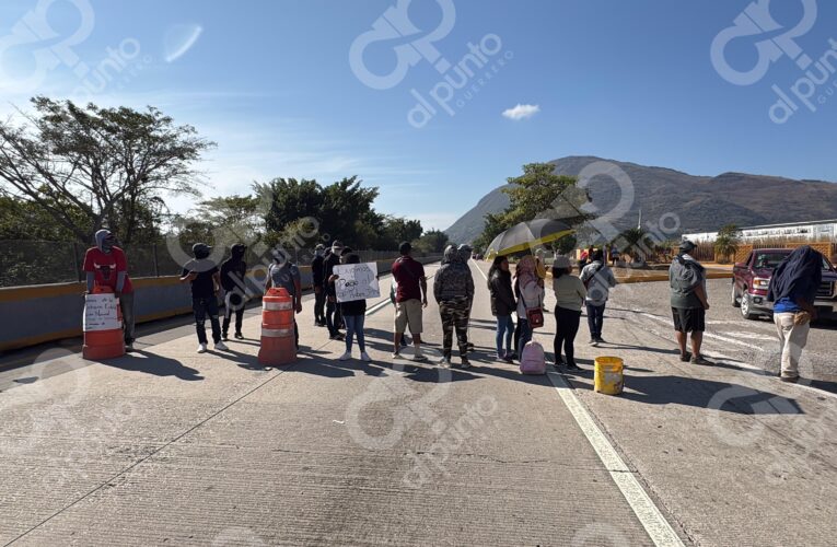 Bloquean la autopista del sol trabajadores de la construcción del cuartel de la GN en Ocotito