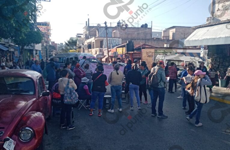 Con bloqueo, maestros de preescolar exigen pagos y prestaciones