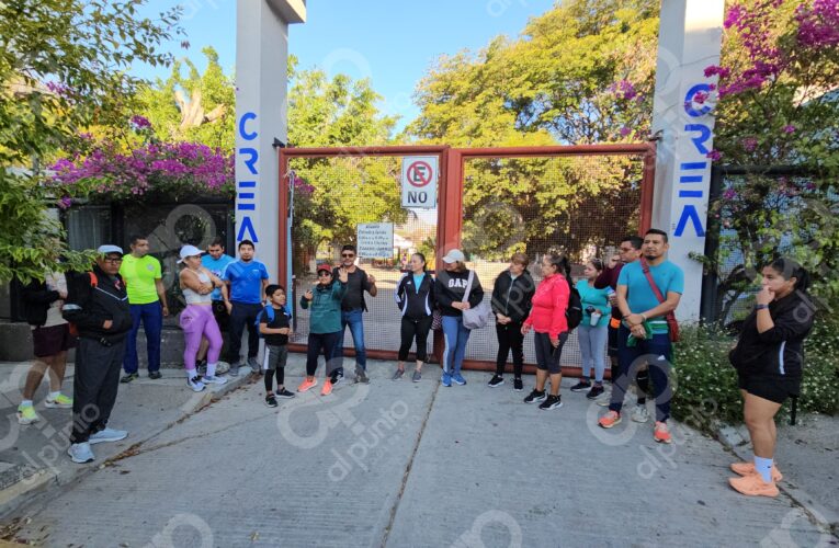 Protestan para exigir reapertura del CREA en Chilpancingo