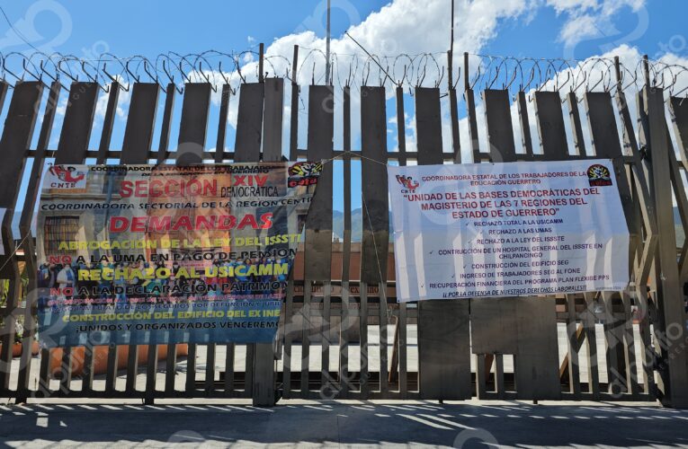 Protesta CETEG en Palacio de Gobierno en repudio por el asesinato del maestro