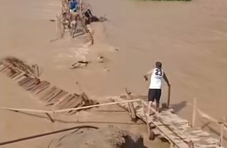 Fuertes lluvias provocaron el colapso del puente de madera del río Omitlán