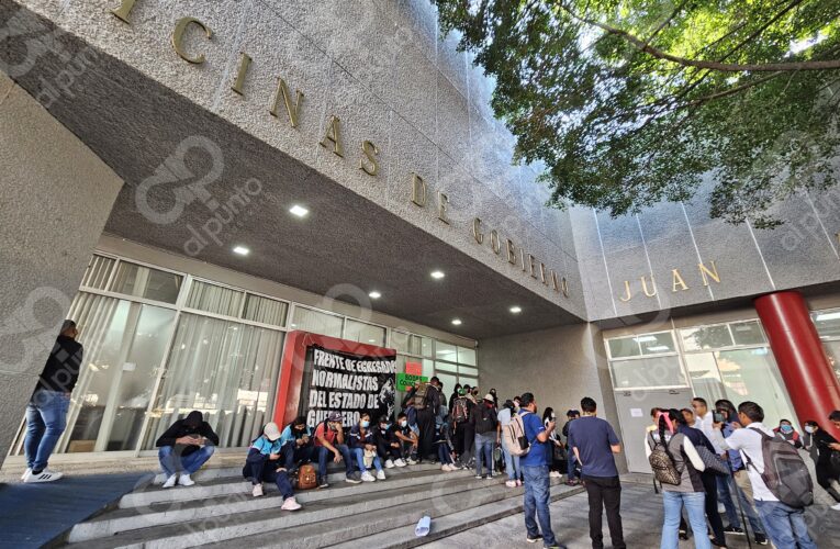Egresados de normales toman oficinas de Finanzas para exigir plazas