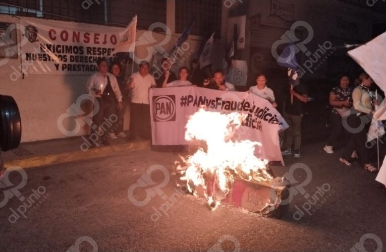 Panistas queman ataúd en juzgado de Chilpancingo contra la elección del Poder Judicial