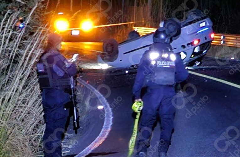 Un muerto y una mujer lesionada deja volcadura de un auto en la carretera federal Chilpancingo-Tixtla