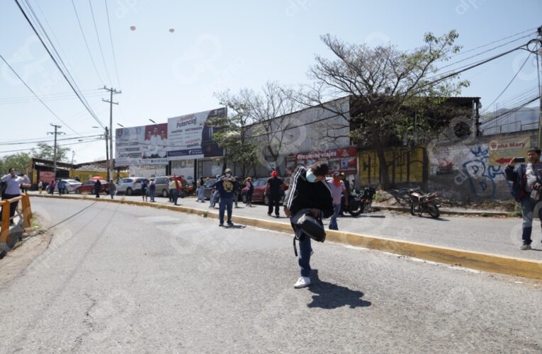 CETEG lanza huevos contra el Congreso de Guerrero en rechazo a la reforma de la ley del ISSSTE