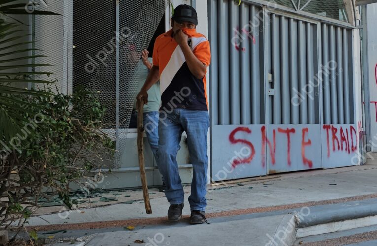 Irrumpe CETEG en edificio del SNTE y realiza destrozos
