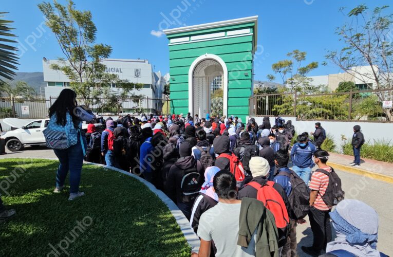 Protesta Ayotzinapa en Ciudad Judicial para exigir sentencia a policías detenidos por la muerte de Yanqui Kothan
