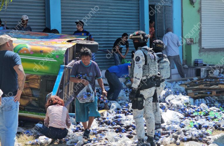 Vuelca camión cargado de refrescos al norte de Chilpancingo