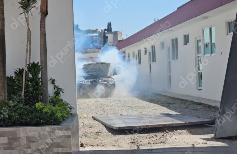 Normalistas de Ayotzinapa destrozan oficinas de la SEG tras no lograr un acuerdo sobre entrega de plazas