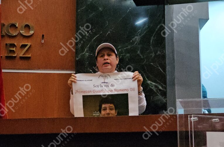 Protesta madre buscadora en el pleno del Congreso; exige Ley en materia de desaparición