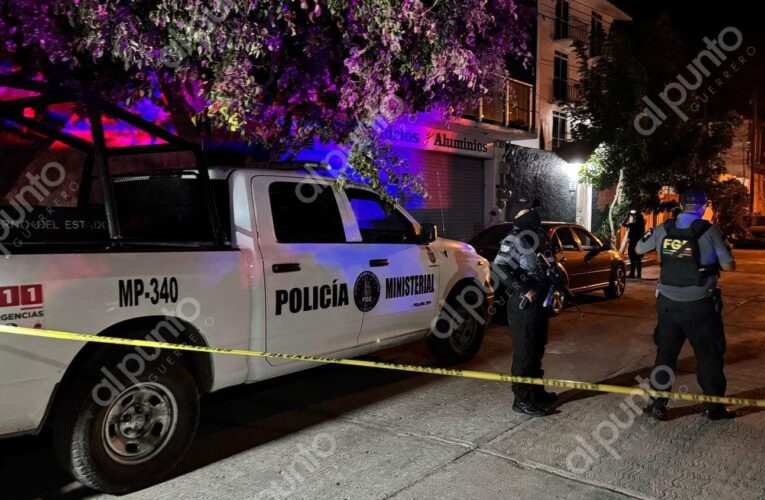 Hallan a un hombre asesinado a balazos dentro de su departamento en Chilpancingo