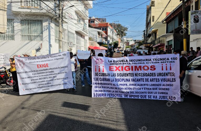 Bloquean y protestan en oficinas de la SEG en Chilpancingo para exigir 4 maestros para secundarias técnicas