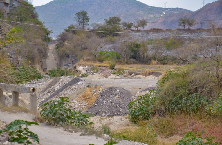 Inician carpetas de investigación contra quienes arrojan escombros al márgenes del río Huacapa