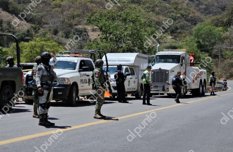 Hallan sin vida a tres hombres dentro de una camioneta en el fondo de un barranco, cerca de Palo Blanco