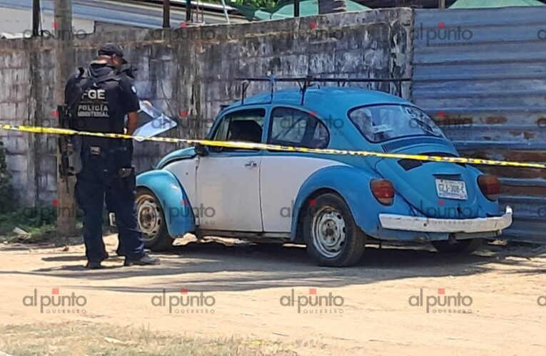 Hallan a dos hombres y una mujer asesinados dentro de un auto en Acapulco