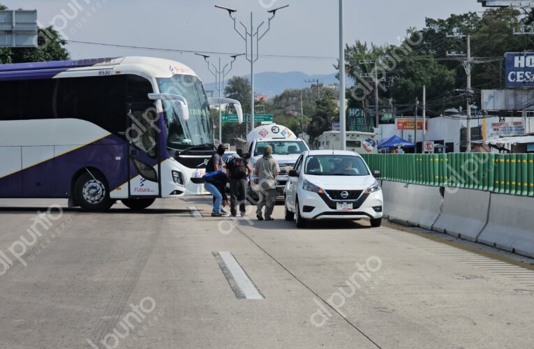 Normalistas de Ayotzinapa retienen 6 autobuses durante bloqueo en la Autopista del Sol