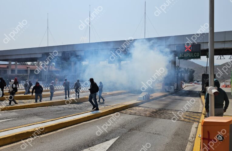 Normalistas de Ayotzinapa destrozan caseta de Palo Blanco para exigir justicia por Marco Antonio Suástegui