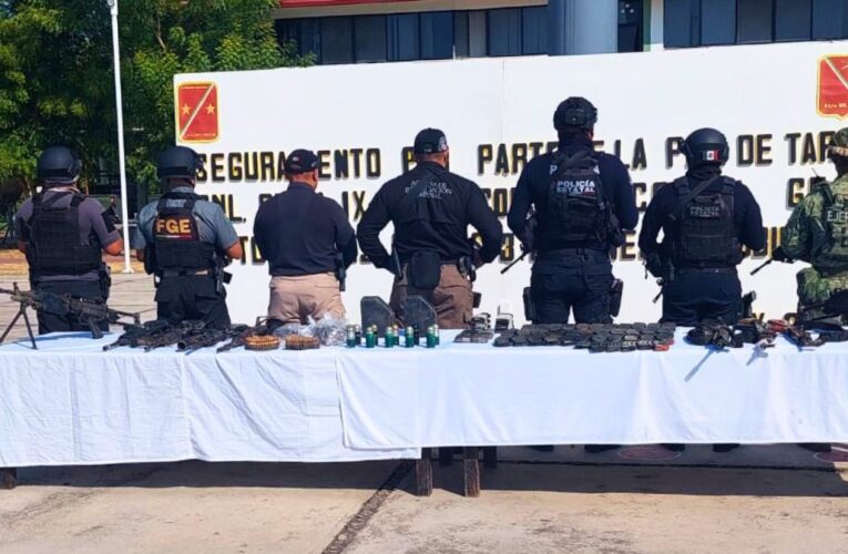 Fuerzas de seguridad aseguran armamento, municiones y vehículo en Tierra Caliente.