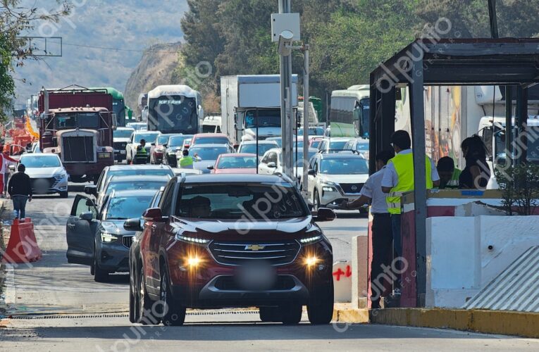 Largas filas en la caseta de Palo Blanco por destrozos de Ayotzinapa.
