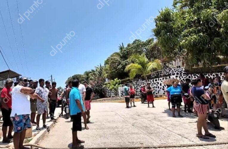 Protestan prestadores de servicios en Base Naval de Tecpan por posible desalojo.