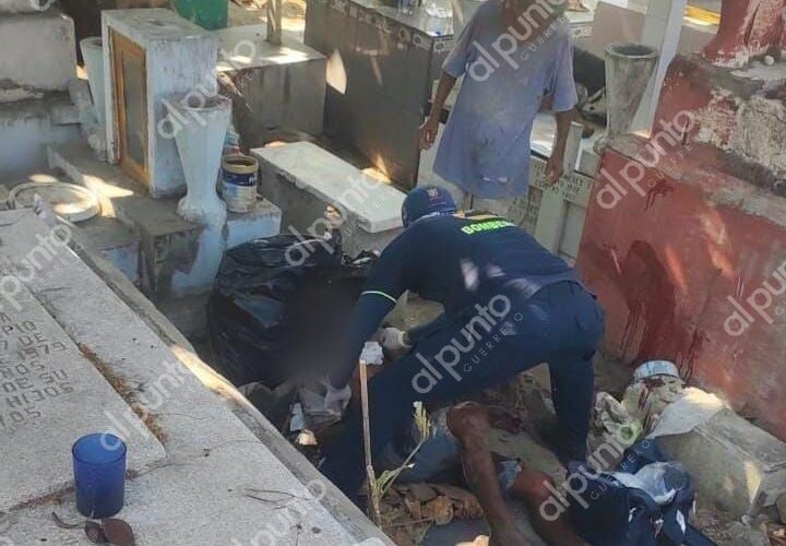 Atacan a 3 albañiles en el panteón de Las Cruces en Acapulco.
