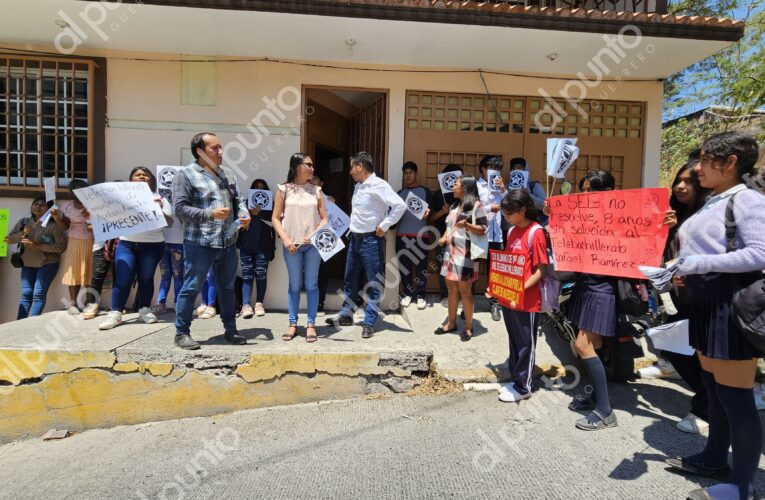Protestan maestros y alumnos del IBEGro en Chilpancingo para exigir reconocimiento oficial.