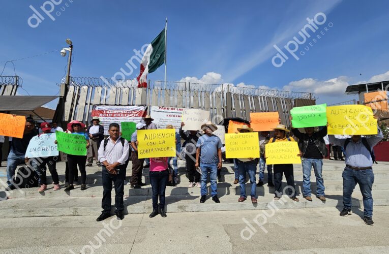 Chilpancingo: Protestan maestros de la Universidad Intercultural en Palacio de Gobierno.