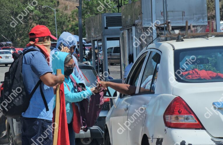 Toman maestros de la CETEG casetas de la Autopista; piden $50 de cooperación.