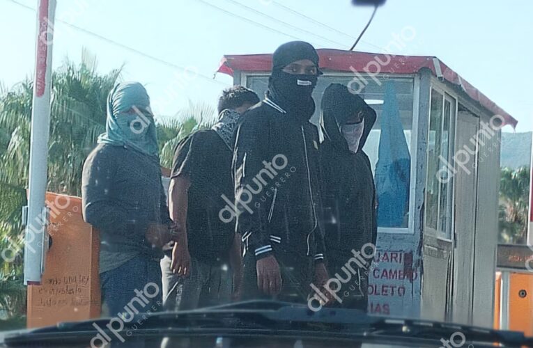 Normalistas de Ayotzinapa toman caseta de nuevo libramiento a Tixtla.