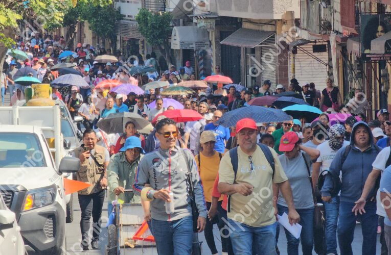 Marcha CETEG en Chilpancingo en el tercer día de protestas.