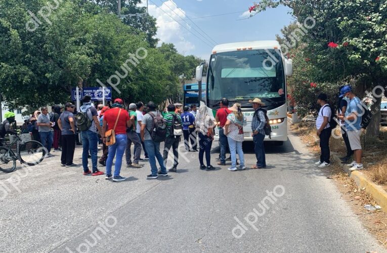 Maestros de la CETEG retienen 3 autobuses de pasajeros en Chilpancingo.