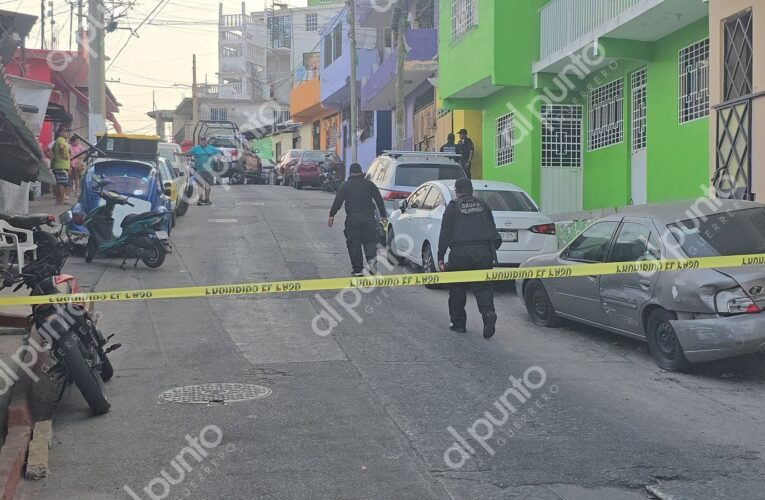 Asesinan a balazos a un hombre en el barrio de la Adobería en Acapulco.