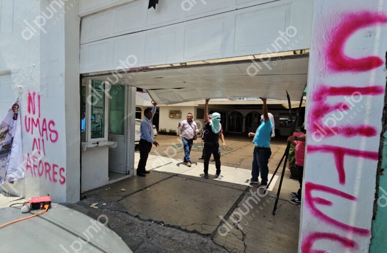 Irrumpe CETEG en IEPC y el INE, derriban herrería y un portón; al interior realizan pintas y destrozan cámaras de seguridad.