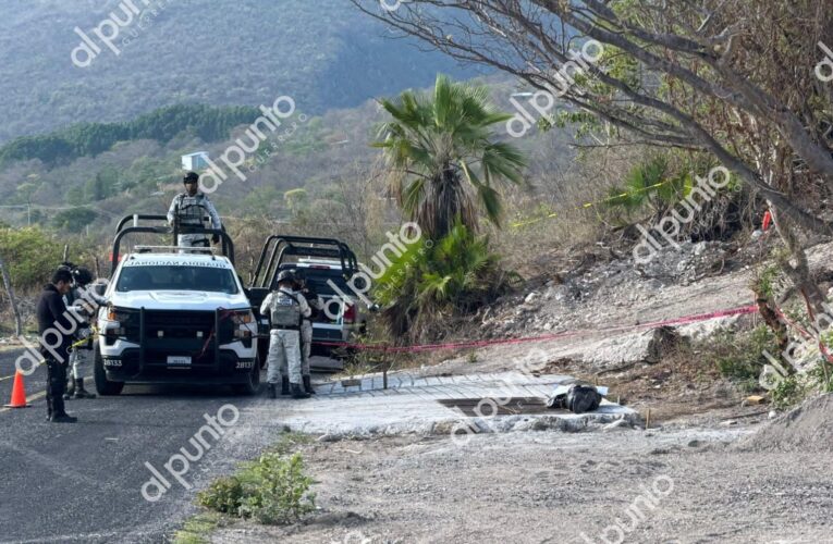 Hallan a un hombre asesinado a balazos y embolsado a orilla de la carretera Chilpancingo-Chichihualco.