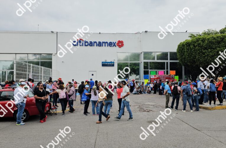 Toma CETEG bancos en Chilpancingo y vandaliza oficinas de la SEG.