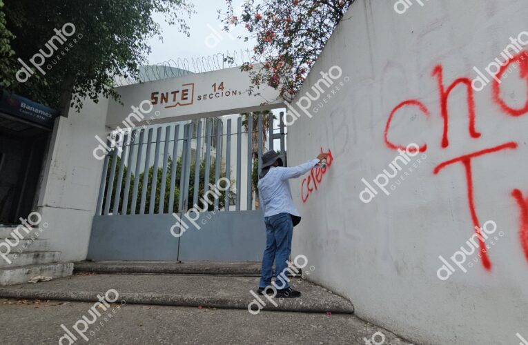 CETEG hace pintas en edificio del SNTE y protesta frente a Palacio de Gobierno.