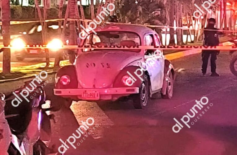 Hallan a 4 hombres y una mujer desmembrados dentro de un taxi en Acapulco.