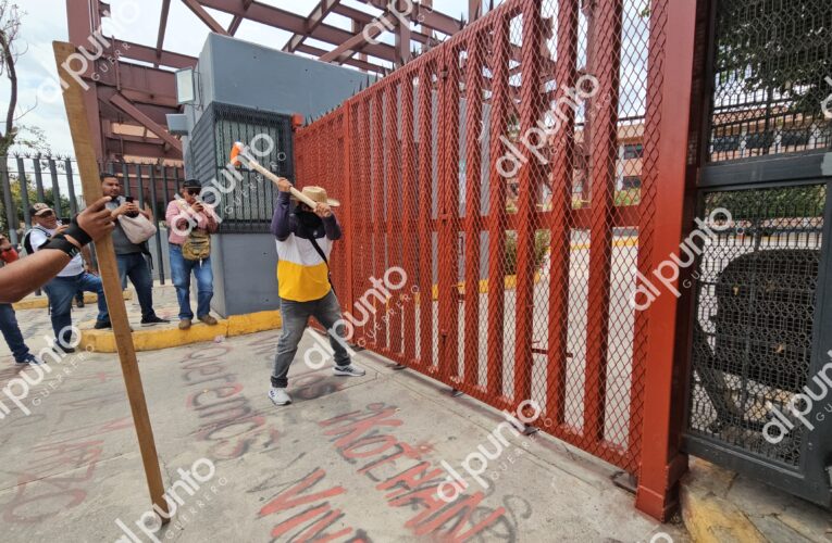 A marrazos, maestros de la CETEG irrumpen en el Congreso de Guerrero.