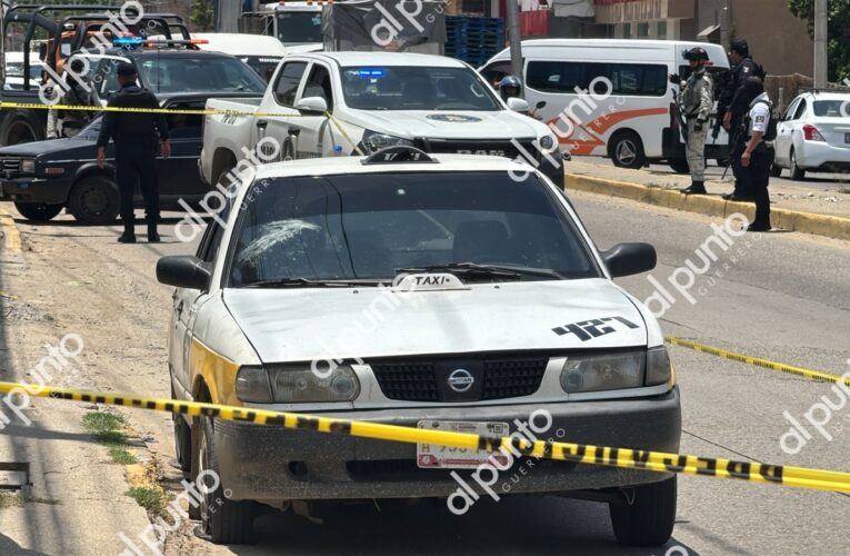 Dejan a dos mujeres y un hombre asesinados en la cajuela de un taxi en Acapulco.