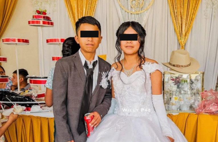 Casan a pareja de niños en Tlacoachistlahuaca.