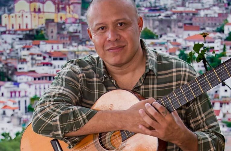 Desaparece el cantautor taxqueño, Lenin Fernández al regresar de una gira en Cuba.