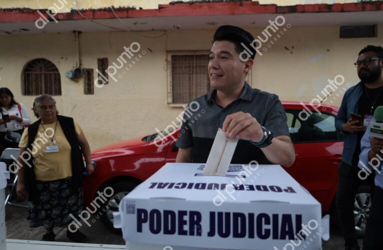 Dirigente de Morena vota con acordeón y reconoce que el proceso es complicado.