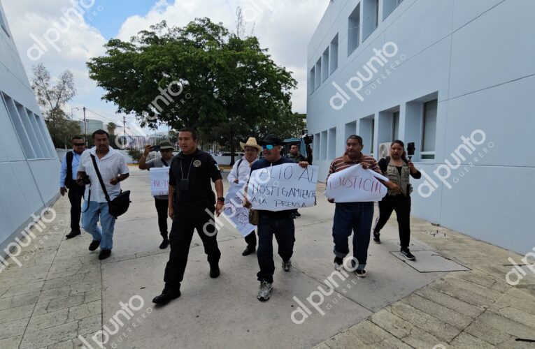 Protestan reporteros de Chilpancingo en la Fiscalía de Guerrero.