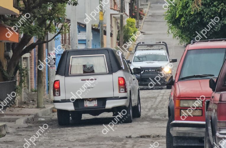 Con resguardo policiaco trasladan el cuerpo del alcalde Isaías Rojas a Metlatónoc.