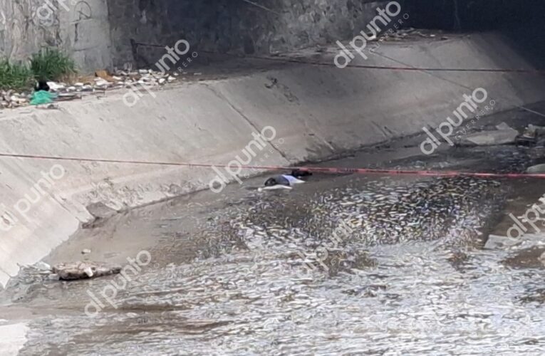 Muere motociclista al caer al cause del Huacapa desde un puente elevado en Chilpancingo.