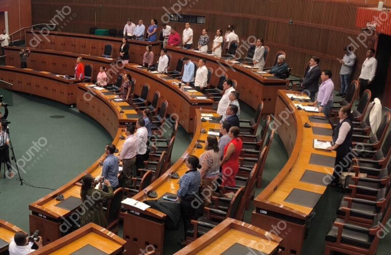 Guardan un minuto de silencio en el Congreso por alcalde asesinado de Metlatónoc, Isaías Rojas Ramírez.