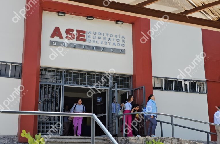 Maestros de la CETEG derriban portón de la Auditoría del Estado y desalojan al personal.