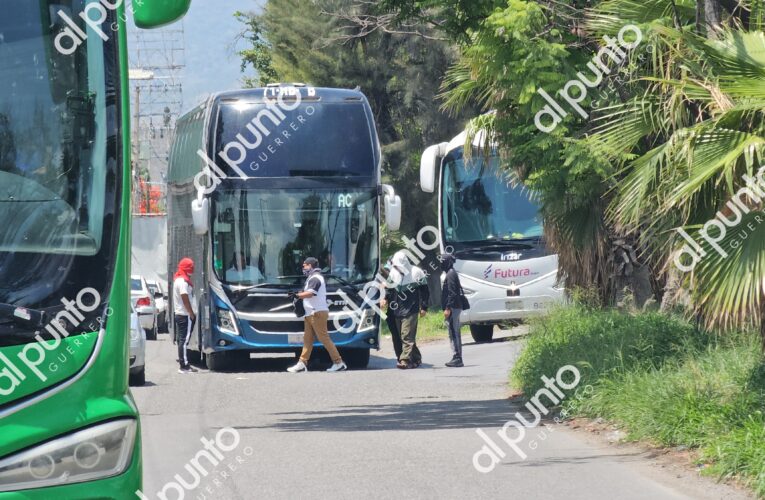 Normalistas de Ayotzinapa se apoderan de 7 autobuses y una camión de refrescos.