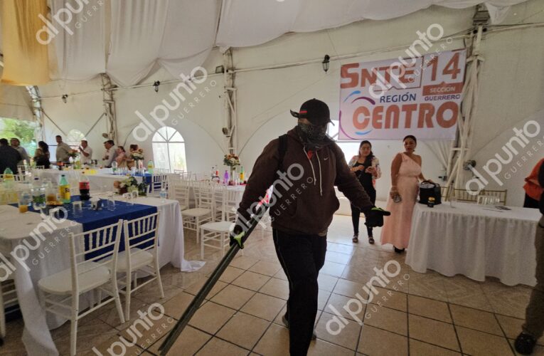 Irrumpen maestros de la CETEG en festejo del SNTE y por el Día del Maestro y realizan destrozos.