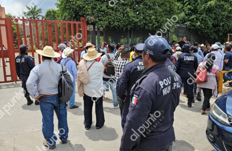 Bajo resguardo policiaco, llega cabildo de Metlatónoc y pobladores al Congreso para exigir nombramiento de alcalde sustituto.